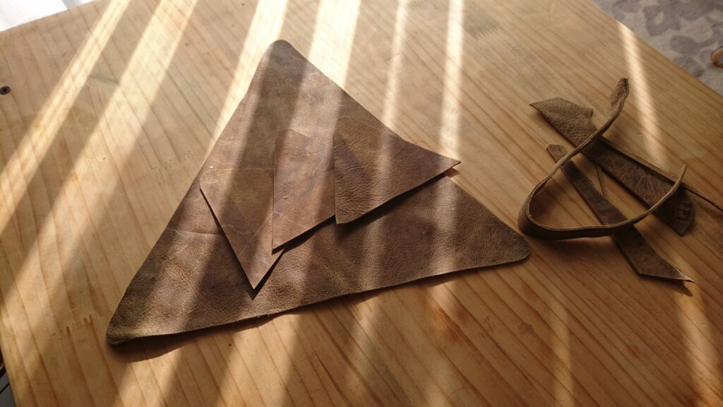 型紙を作って革を切りました